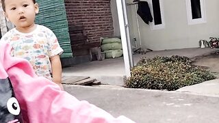 Resiko Bayi ganteng langsung di deketin 2 cewe kembar