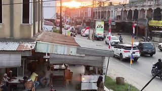 Suasana jalan raya di sore menjelang malam