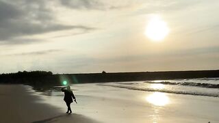 Pemadangan pinggir pantai sore hari