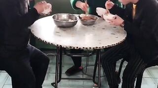 Eat while fighting for eggs #funny video