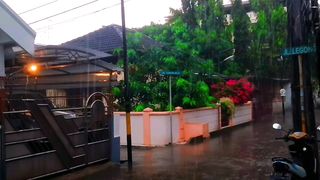Cinematic jalanan komplek saat hujan