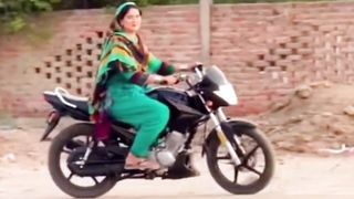ALIZA KE BIKE PAR PRACTISE.