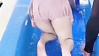 Cewek Cantik Bohay lagi berenang