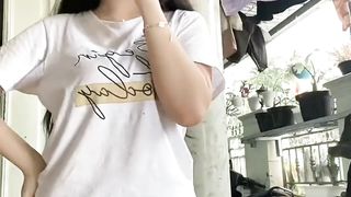 Gadis cantik berkaca mata rambut panjang