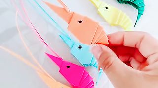 Tutorial on making origami shrimp shape handicrafts