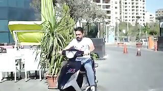 !!شلحوه كلشي عنده وبالاخر دفع حق الاكلات شاههد للنهاية