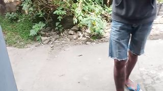 Pengamen malu malu