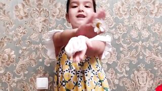 Watch the flower dance from the little girl????????????
