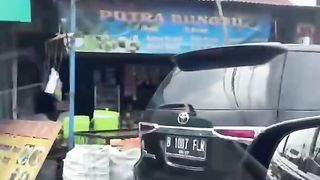 agak lain