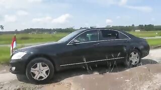 Mobil mewah jalan susah