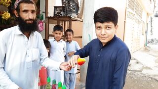 #Baraf ke gole kaise bante hai/Ice balls on street/برف کے گولے/welcom pak tv