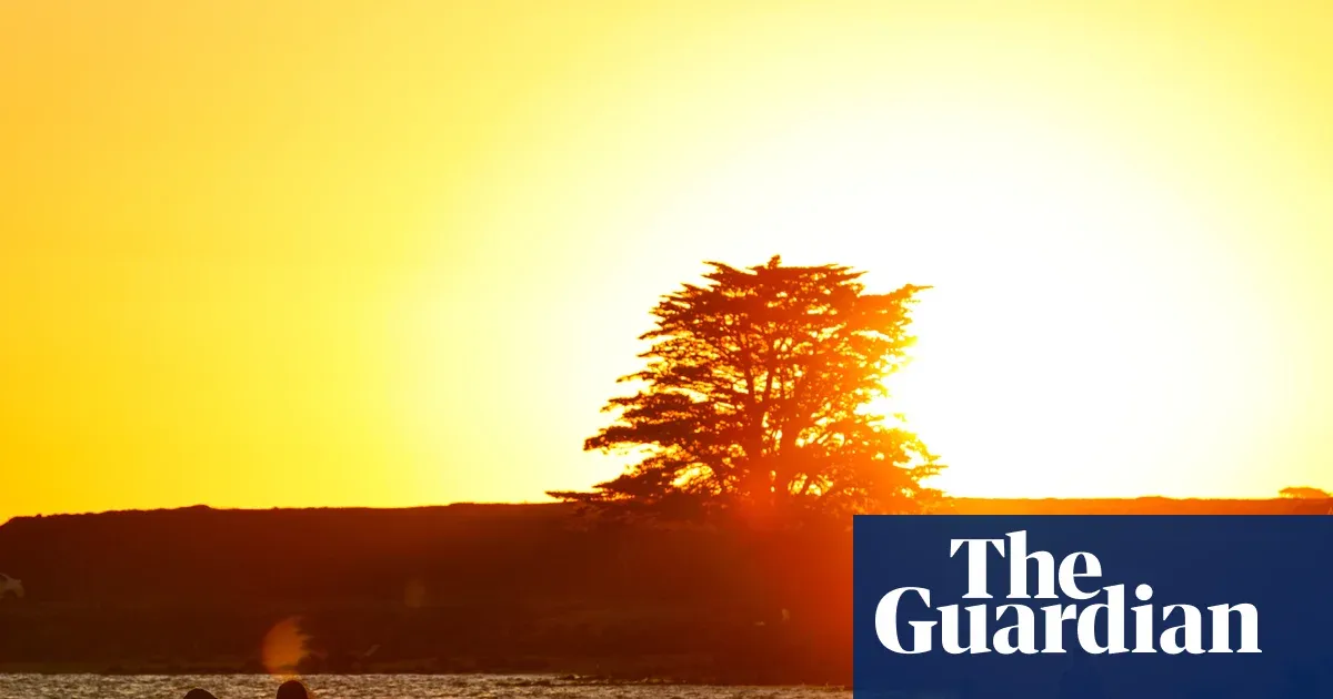 Dangerous heatwave pushes temperatures into 40s and raises fire risk in south-east Australia — I.guim.co.uk