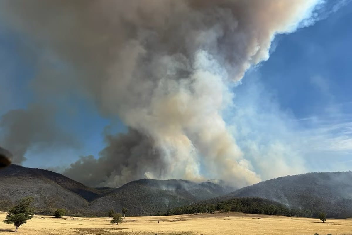 Three missing as catastrophic bushfires hit Victoria amid extreme heat — Static.independent.co.uk
