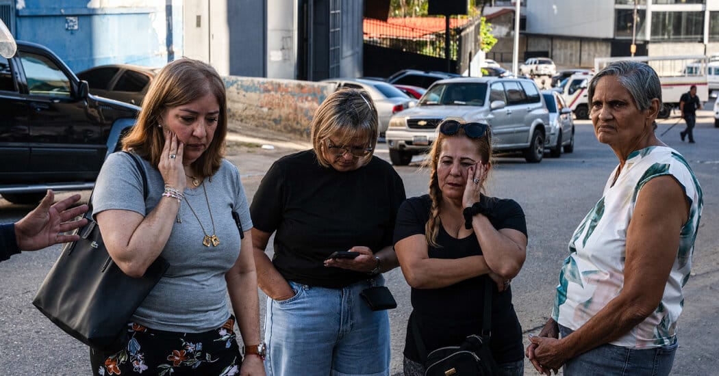 Families wait outside Caracas prisons after interim government pledges releases — Static01.nyt.com