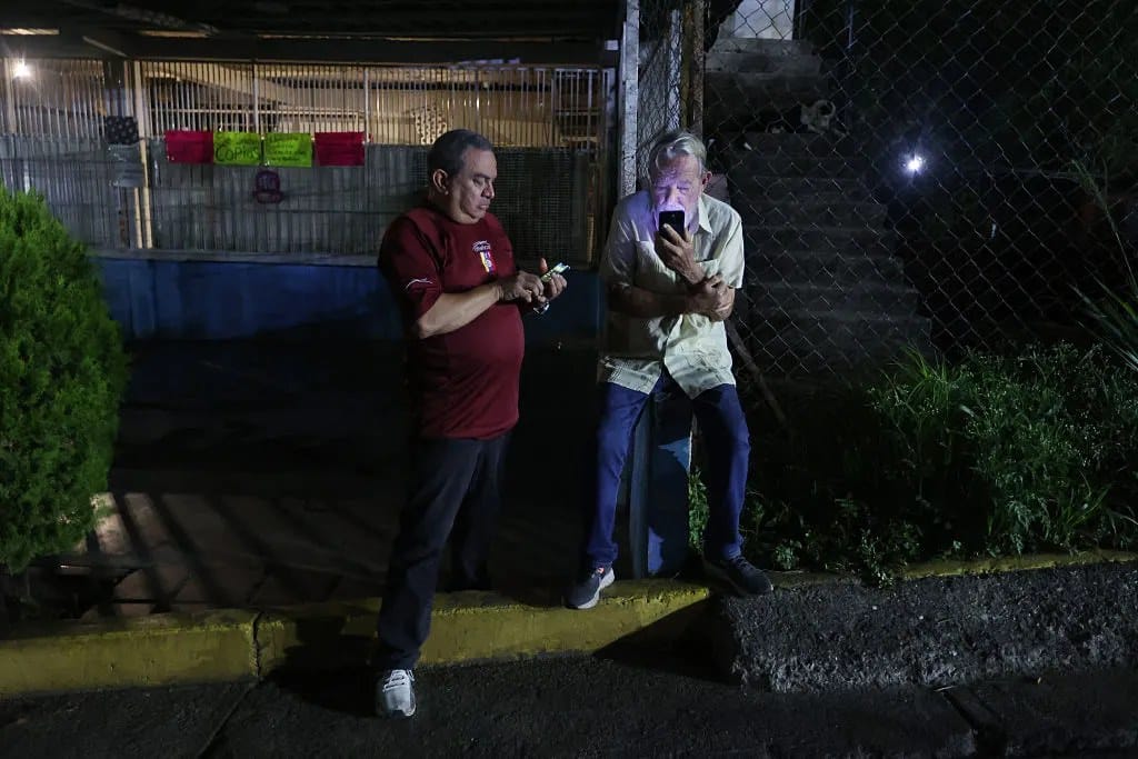 Starlink receivers served as internet backups after antennas burned near Caracas — Api.time.com