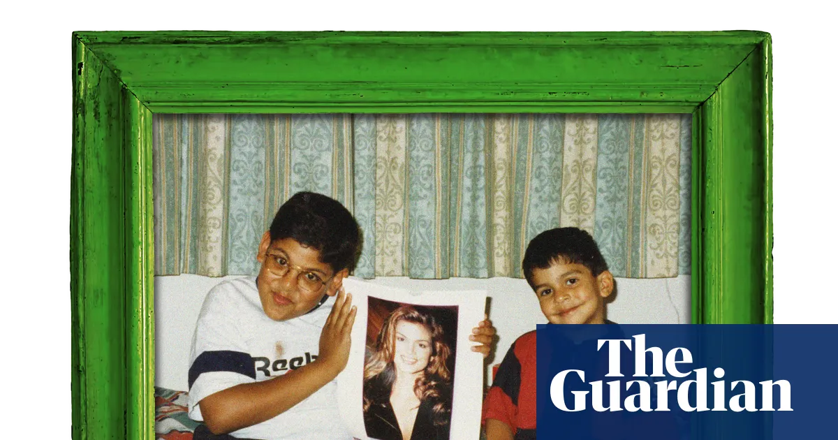 Hounslow family photo captures siblings' goofy bond after mother's death — I.guim.co.uk