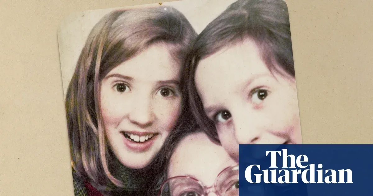 Family photos contradict mother's account of daughters' teen years — I.guim.co.uk