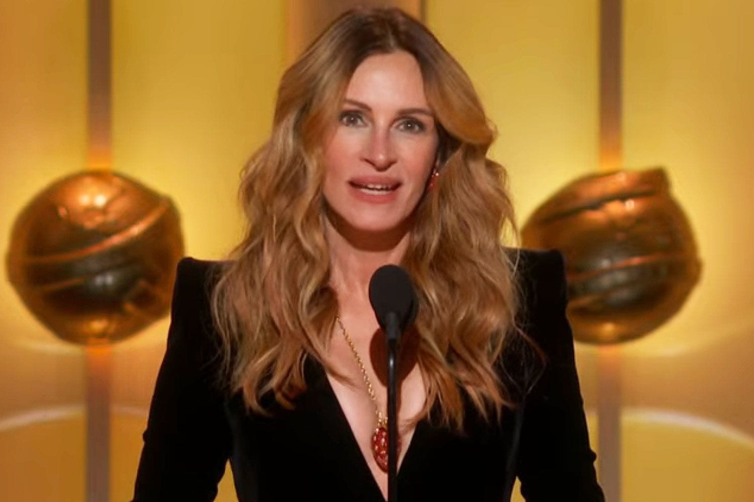 Julia Roberts gets standing ovation while presenting at 2026 Golden Globes — People.com