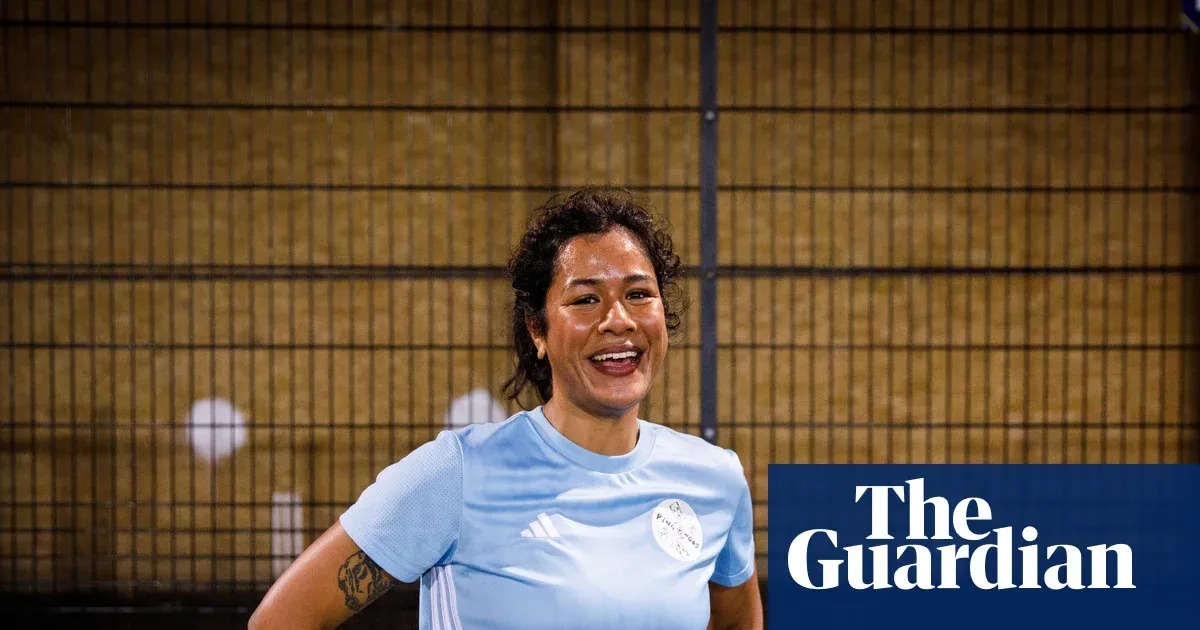 Mid-30s player retrains with coach to improve at football after 15 years — I.guim.co.uk