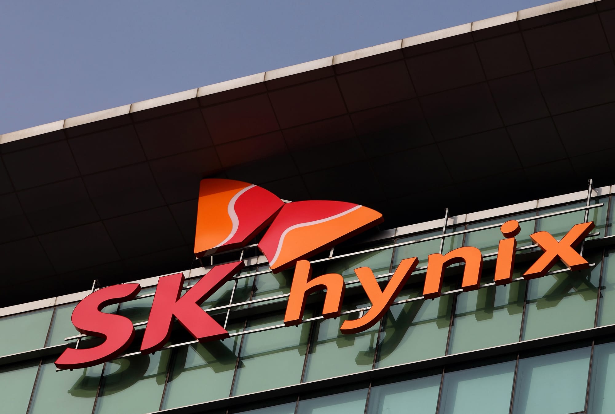 SK Hynix halves PLC flash cells to cut voltage levels and improve viability — Cdn.mos.cms.futurecdn.net
