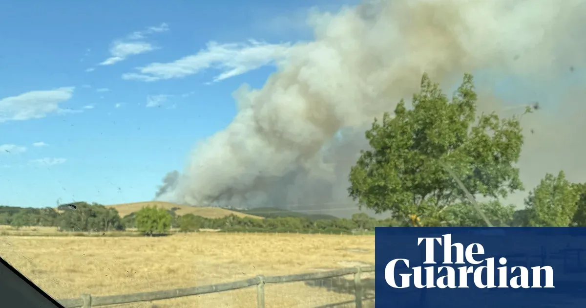 Bushfire east of Mount Compass burns more than 650 hectares; residents warned — I.guim.co.uk