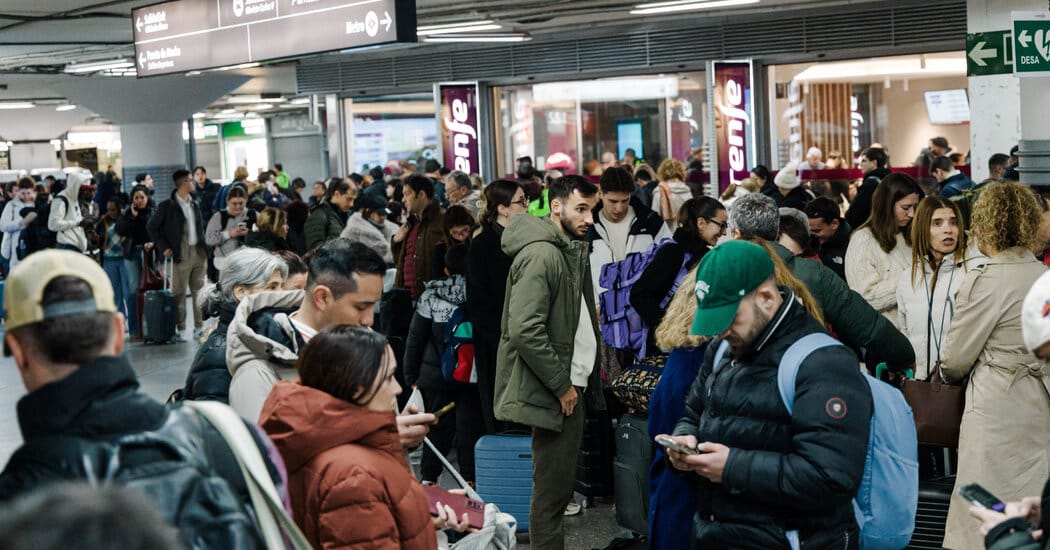 Spain suspends high-speed rail in south after fatal collision — Static01.nyt.com