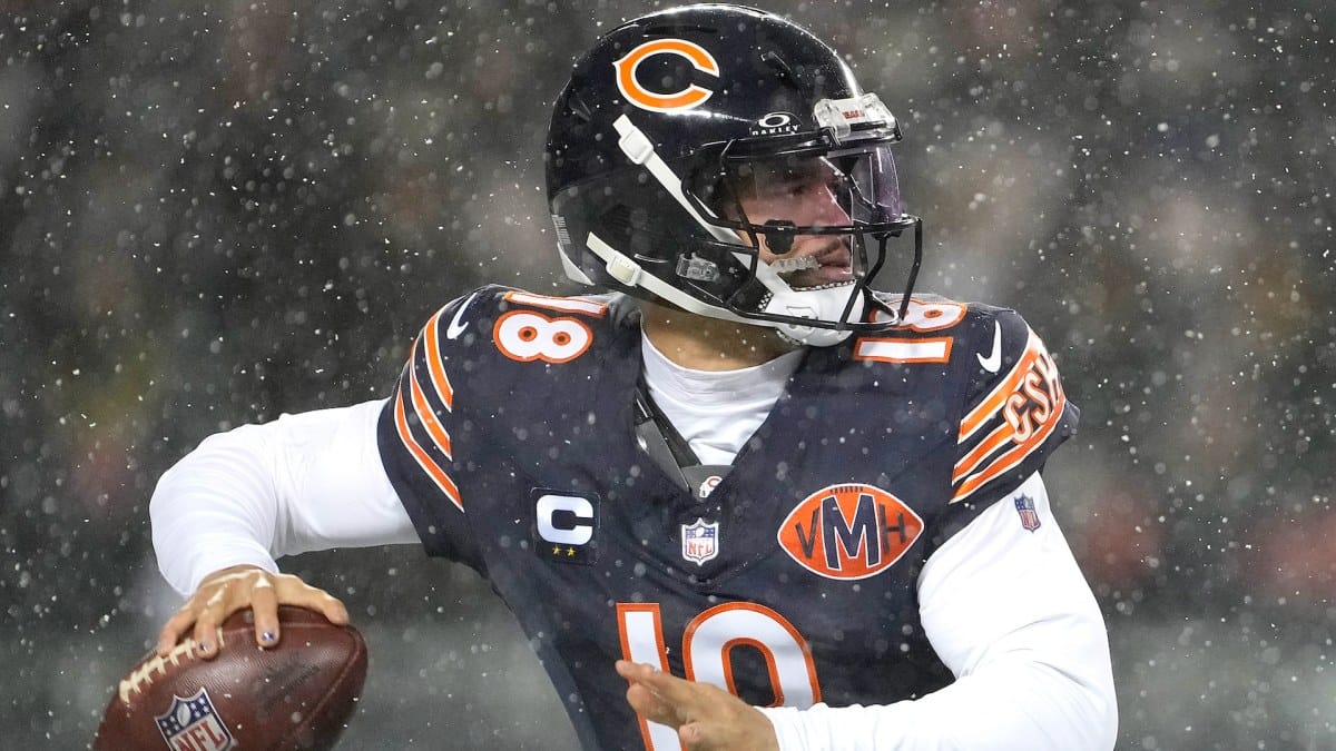 Caleb Williams cites 'miscommunication' with DJ Moore after OT interception — Sportshub.cbsistatic.com