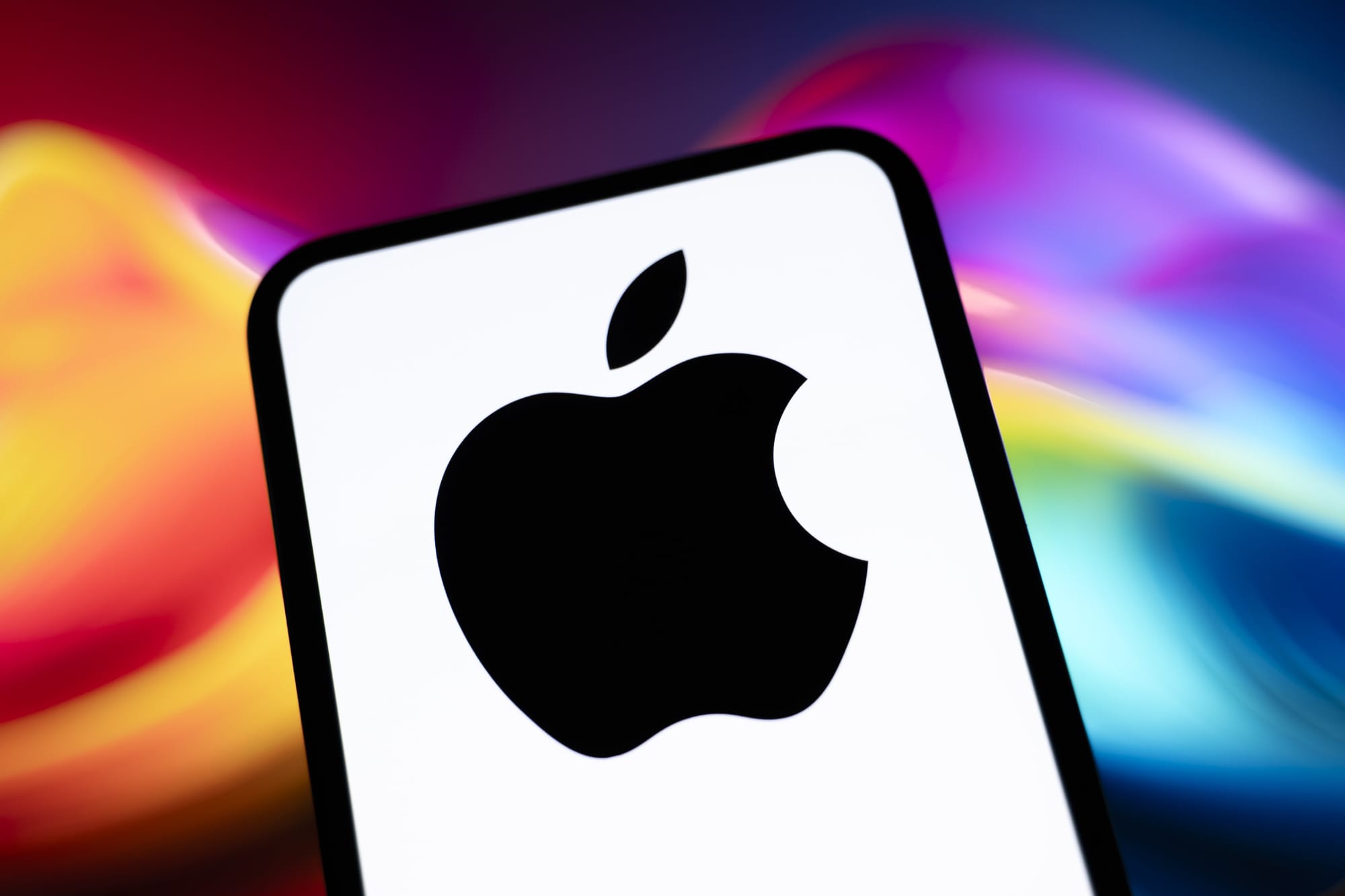 iPhone 18 Pro may move selfie camera to top-left punch‑hole — Helios-i.mashable.com