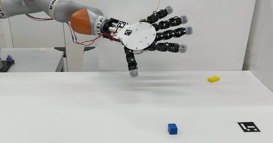 Detachable robotic hand can crawl and grasp objects on both sides — Static01.nyt.com