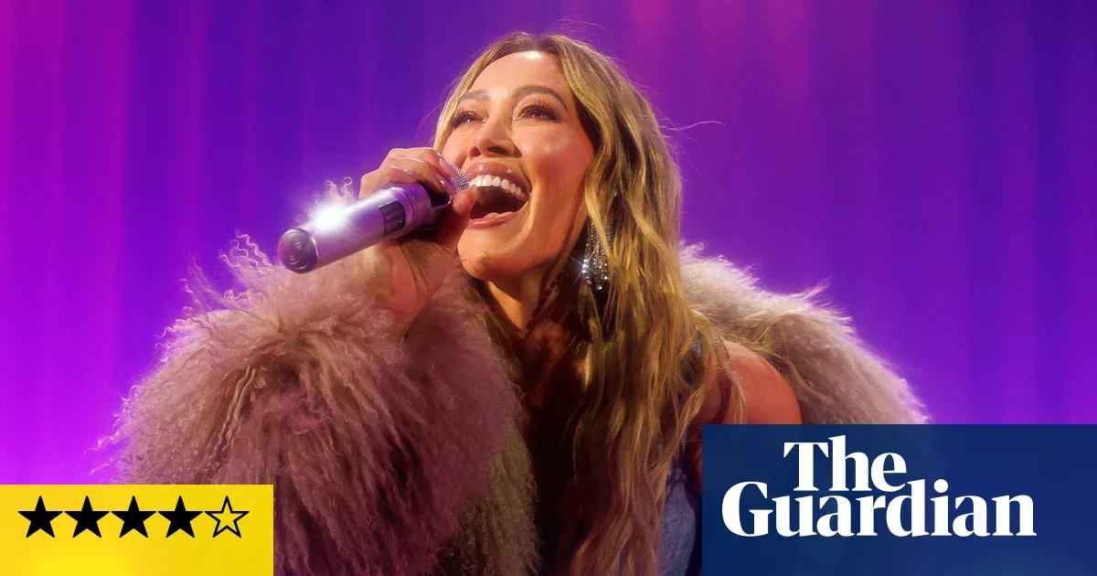 Hilary Duff greeted by rapturous crowd at first live show in 18 years — I.guim.co.uk