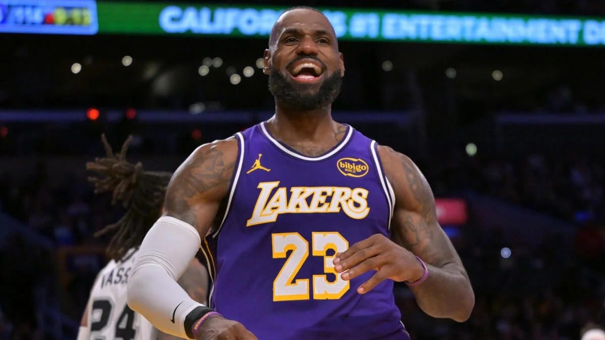Lakers visit Nuggets in Denver; model projects the Over — Sportshub.cbsistatic.com