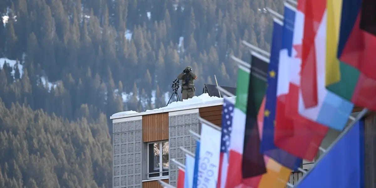 Trump lands on backup plane and heads to Davos as Greenland row looms — I.insider.com