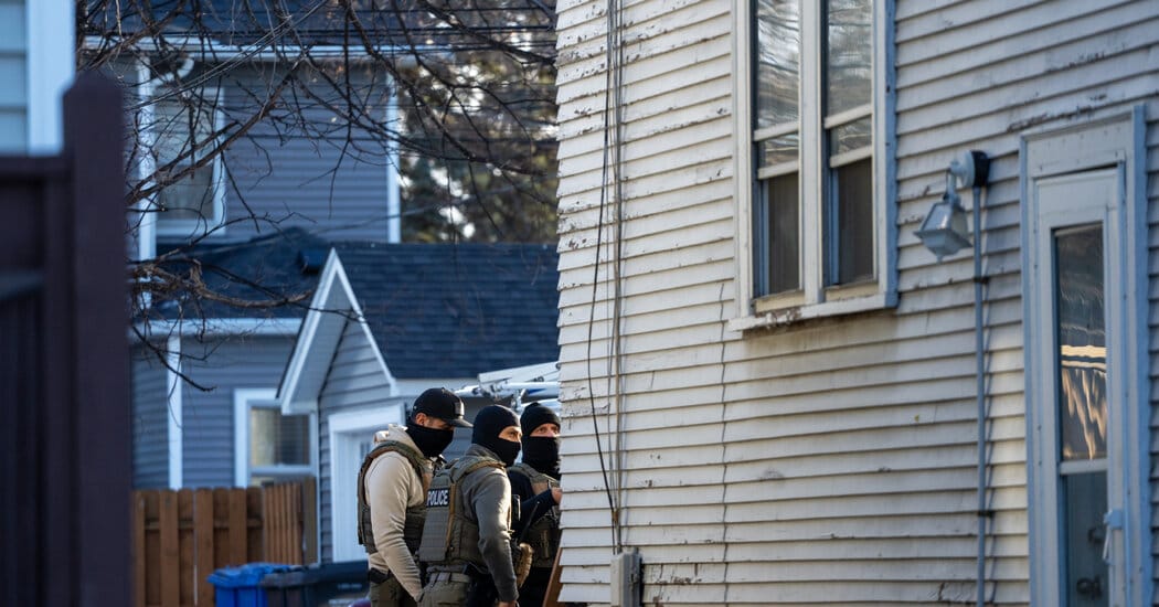 Whistle-blower group says ICE memo allows home arrests with administrative warrants — Static01.nyt.com