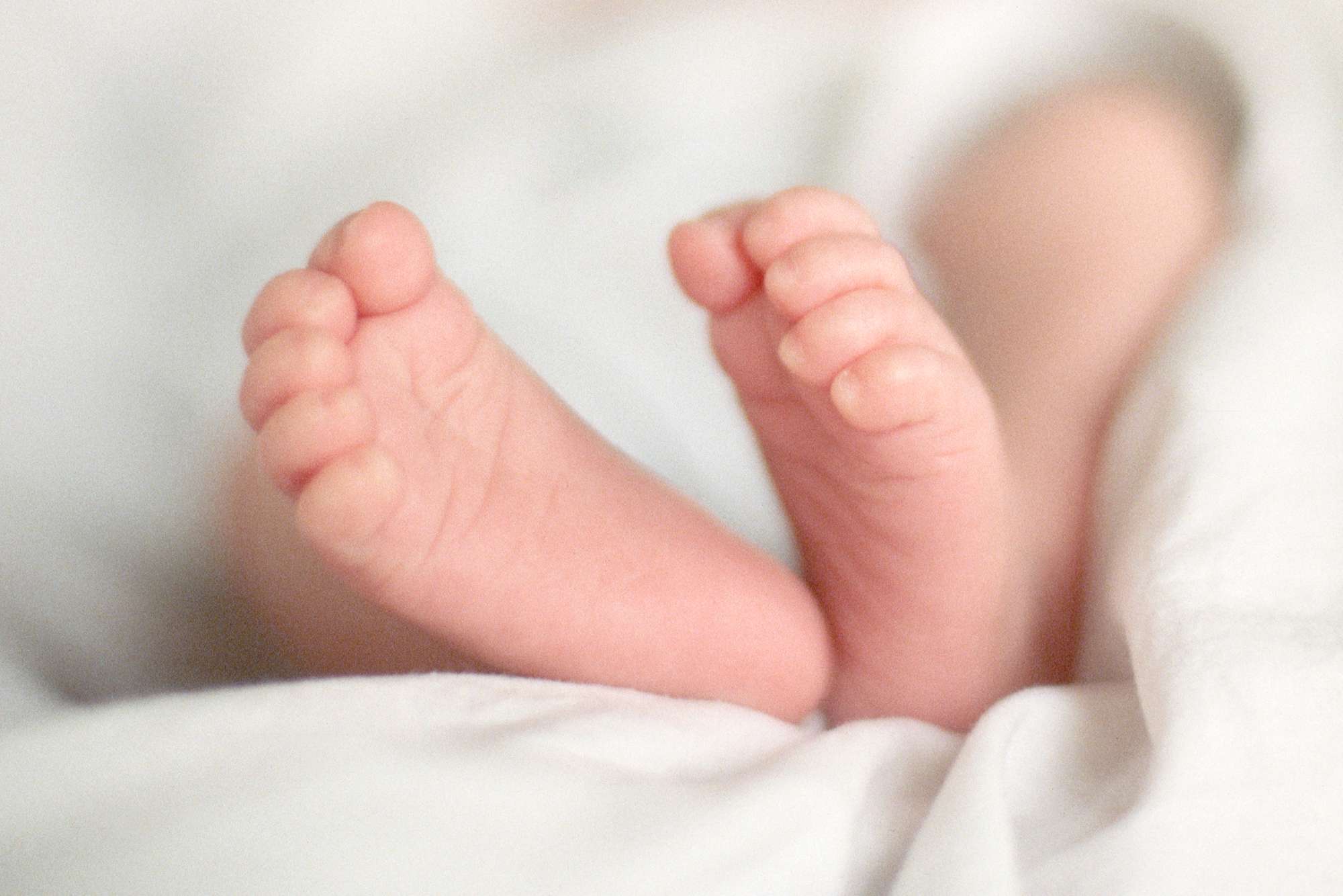 Florida couple sues clinic after woman says she was implanted with wrong embryo — People.com