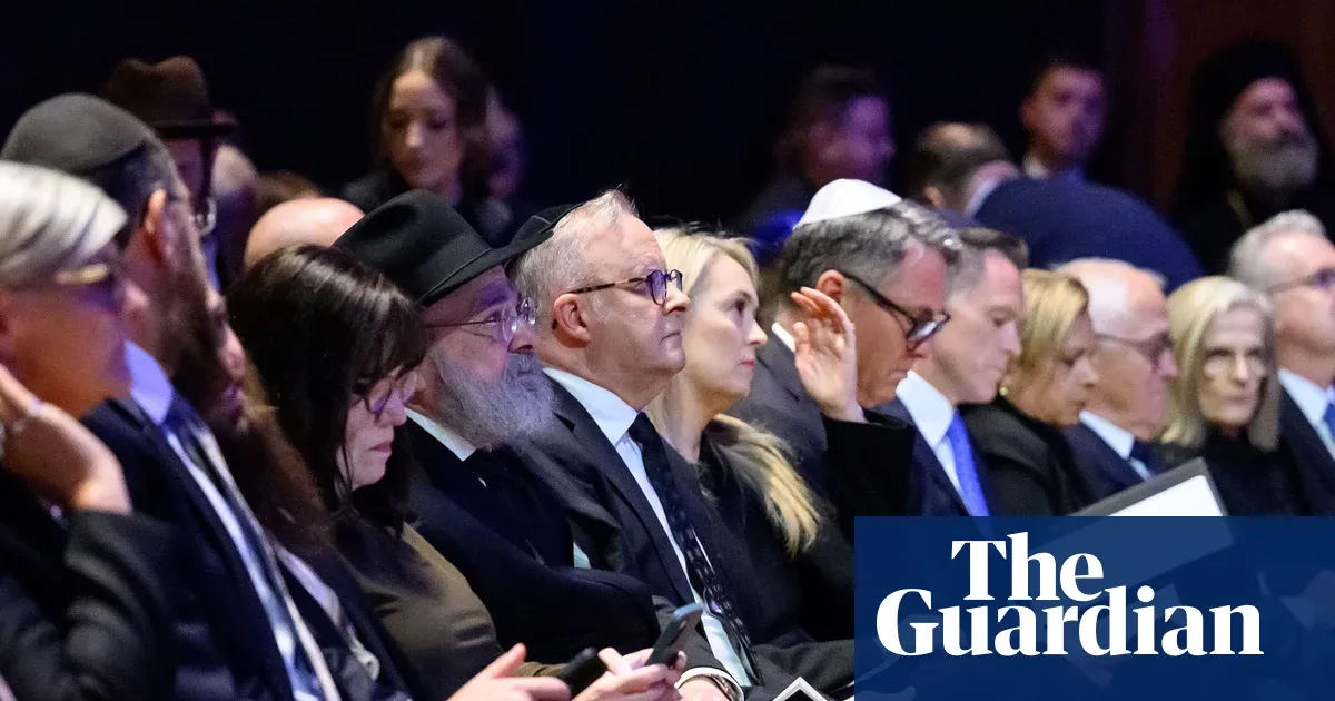 1,500 gather at Sydney Opera House for national mourning after Bondi attack — I.guim.co.uk