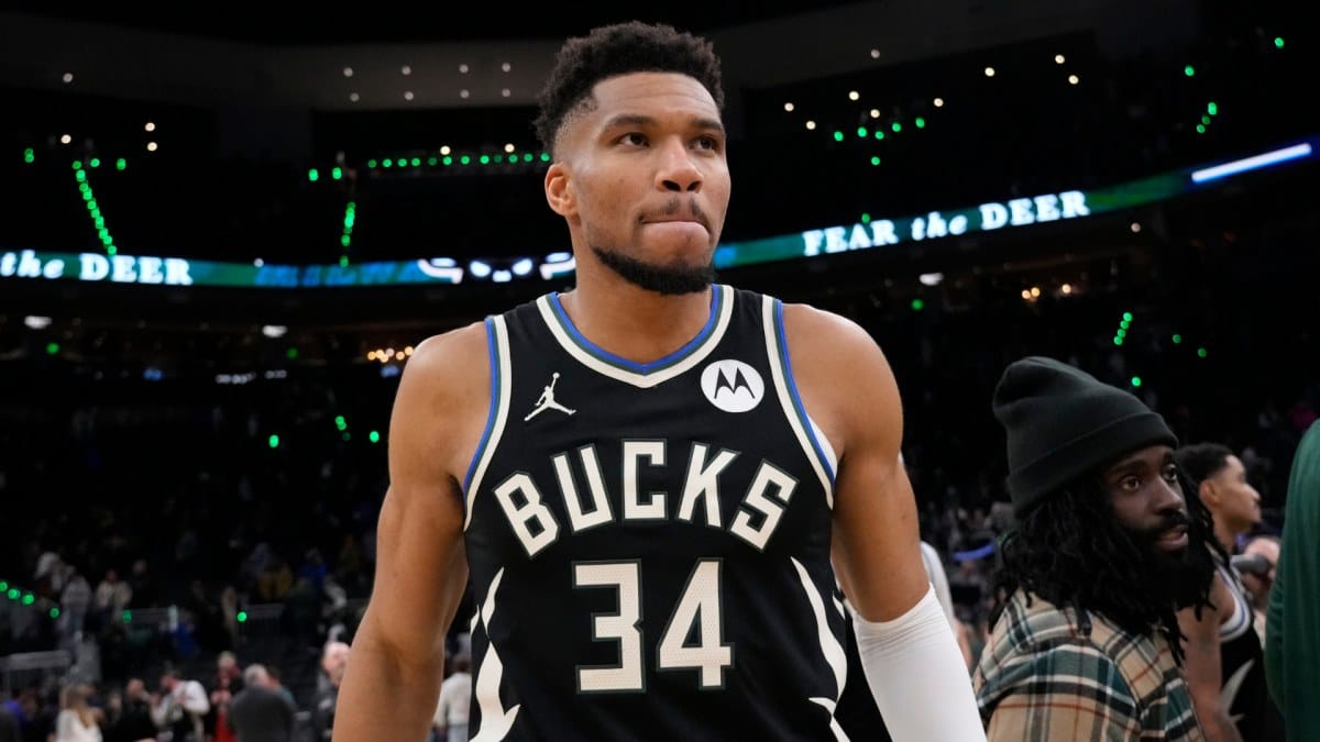 Giannis Antetokounmpo to get MRI after right calf injury, expects 4–6 weeks out — Sportshub.cbsistatic.com