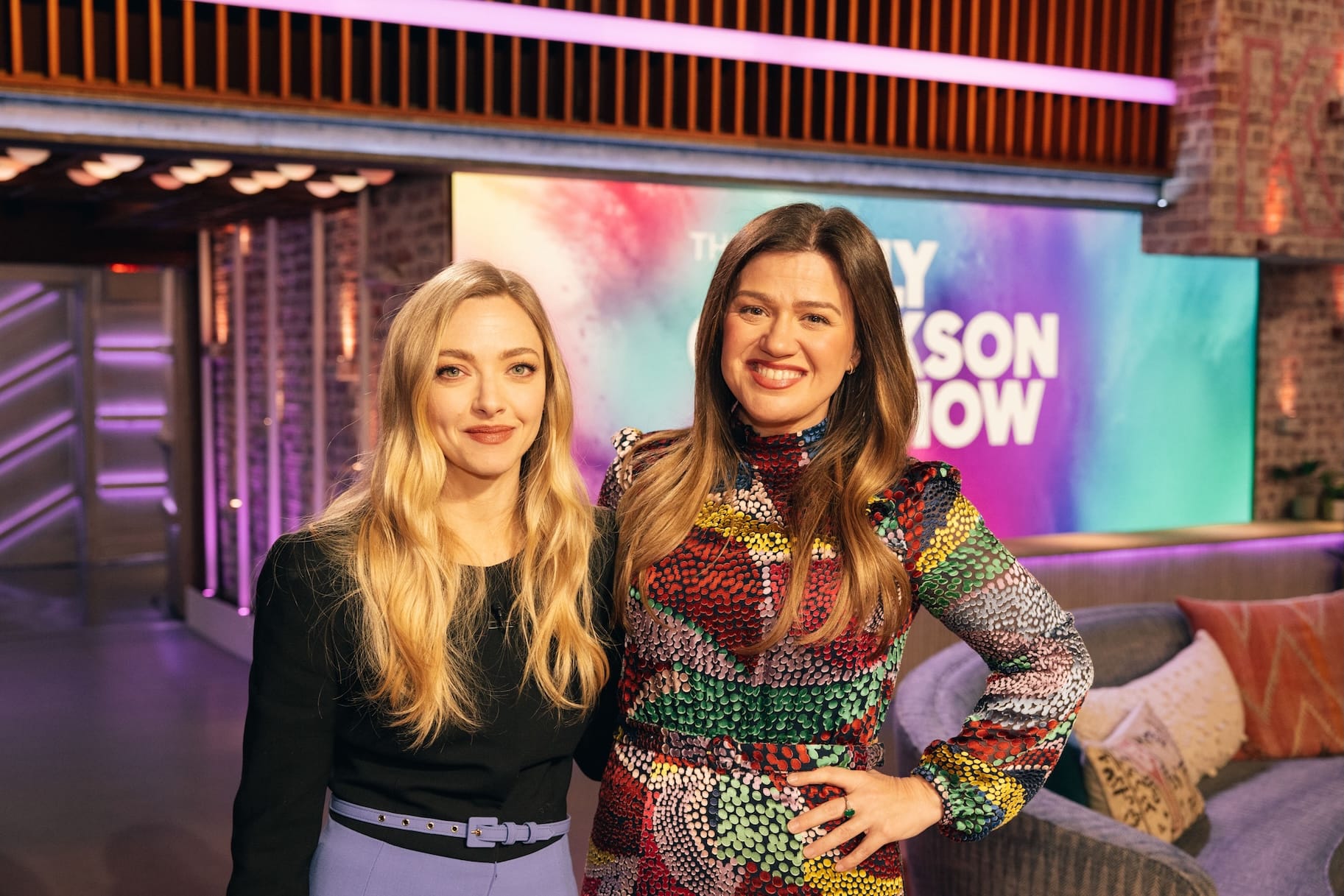 Amanda Seyfried joins Kelly Clarkson for live duet of 'Beautiful Disaster' — Nbc.com