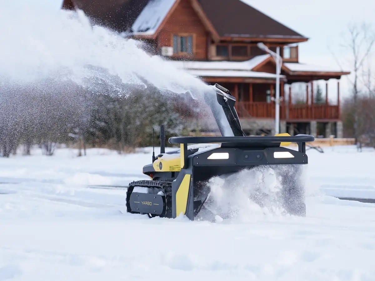 Reviewer uses $4,999 Yarbo autonomous snow blower to clear NJ driveway during storm — I.insider.com