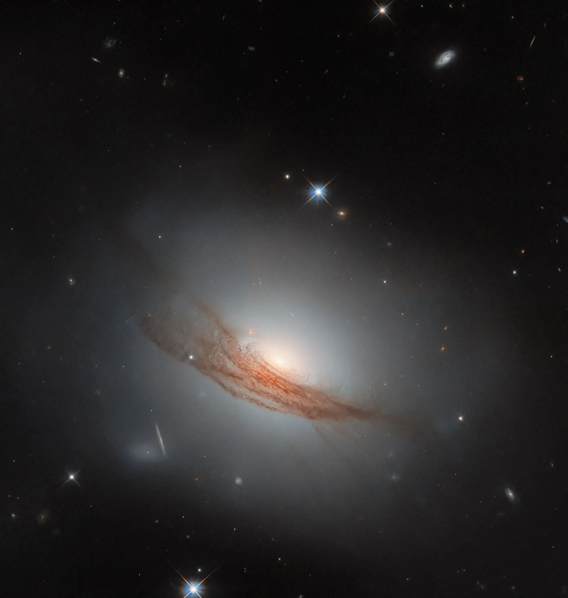 Hubble Spots Lens-Shaped Galaxy — nasa.gov