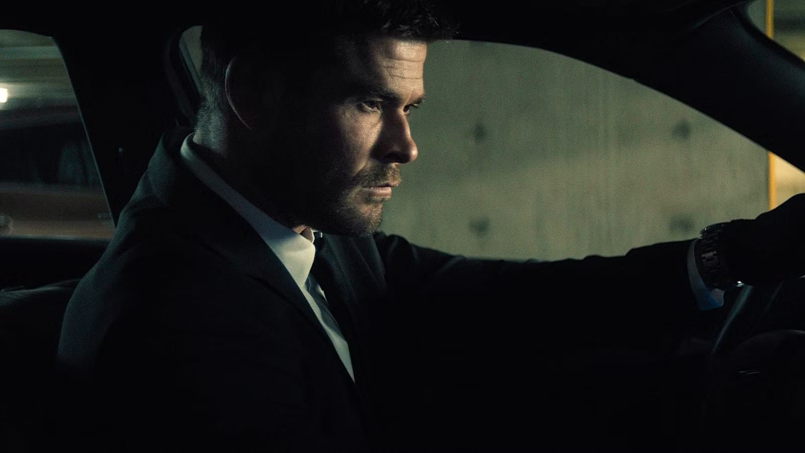 Early Reactions Call Chris Hemsworth's Crime 101 an Old-School Action Throwback — Movieweb