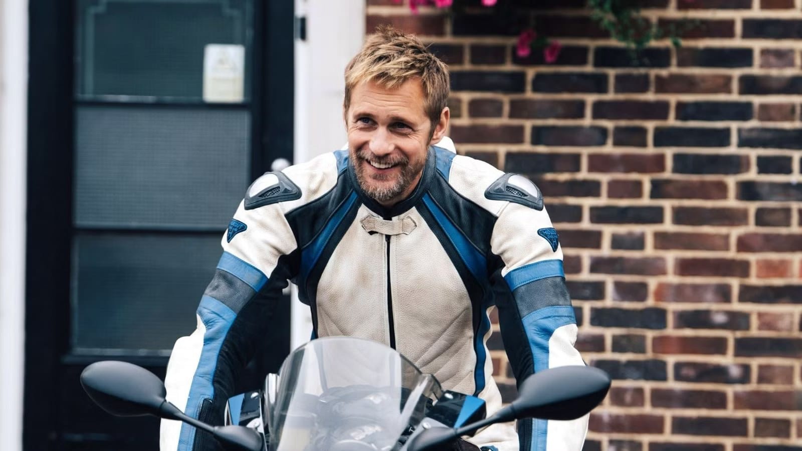 Alexander Skarsgård’s 100% Rotten Tomatoes Romance Builds Word-of-Mouth — Collider