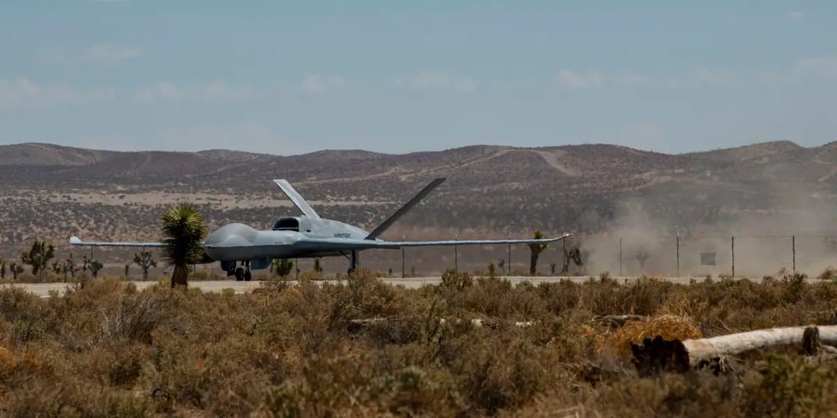 F-22 flew with loyal-wingman MQ-20 drone in mock combat flight — Businessinsider