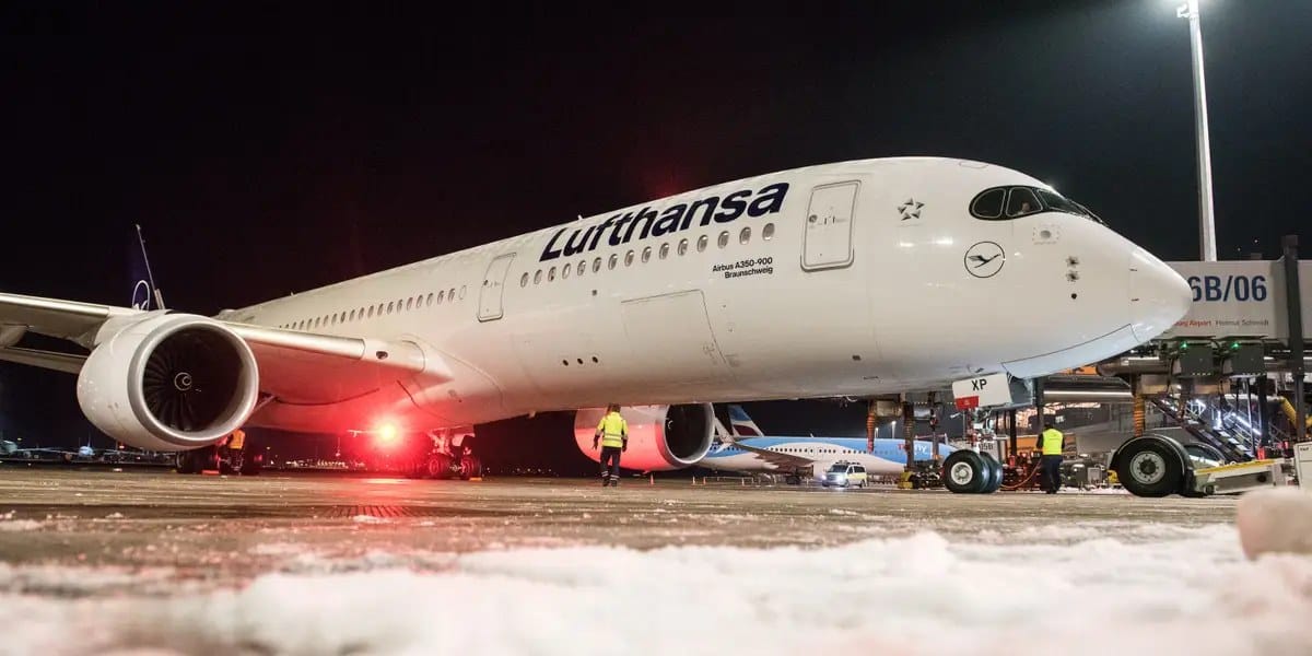 600 people stranded overnight on grounded planes after heavy snow — Businessinsider