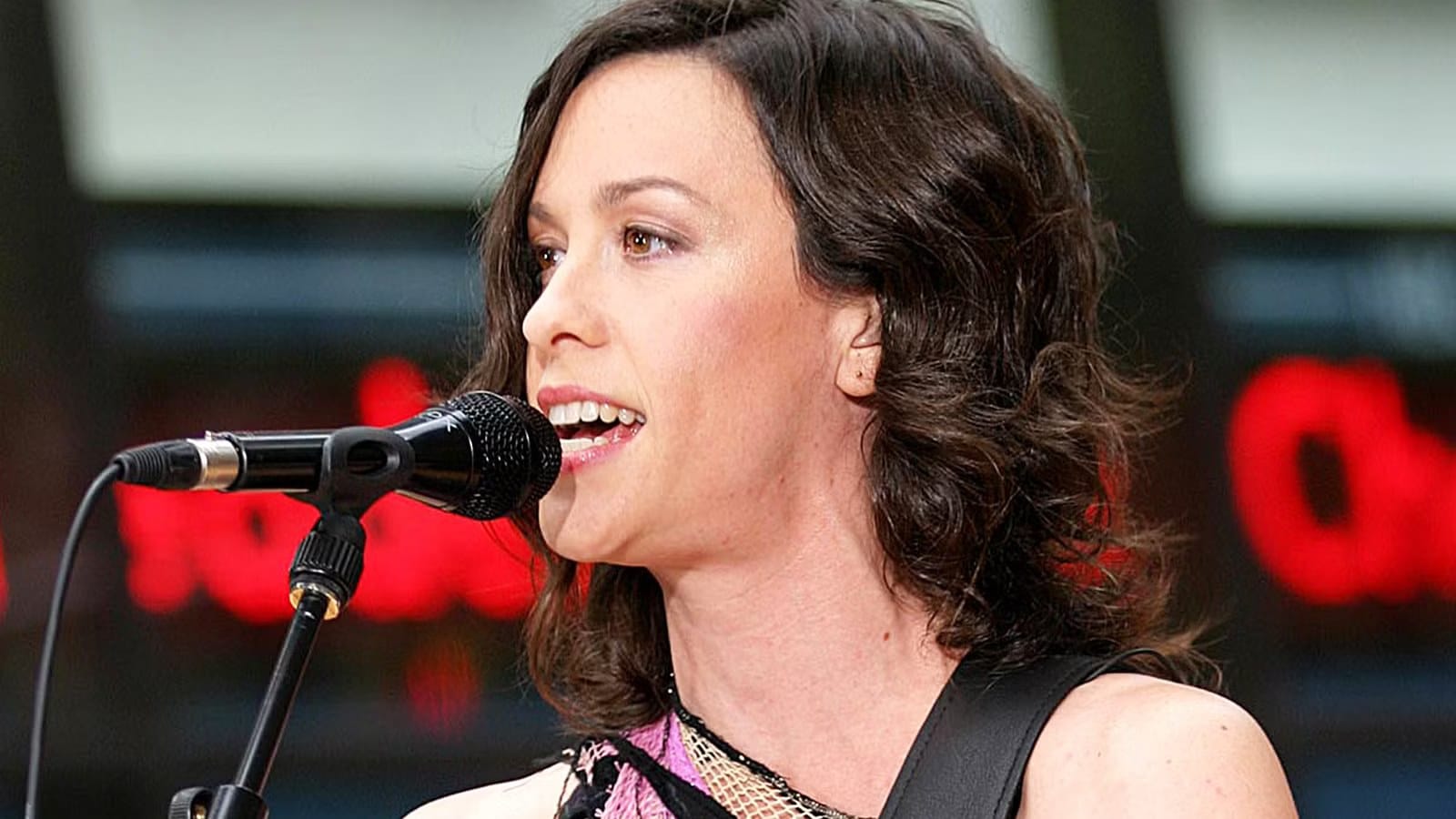 Alanis Morissette Disliked 'Ironic' Despite Its Success — Collider