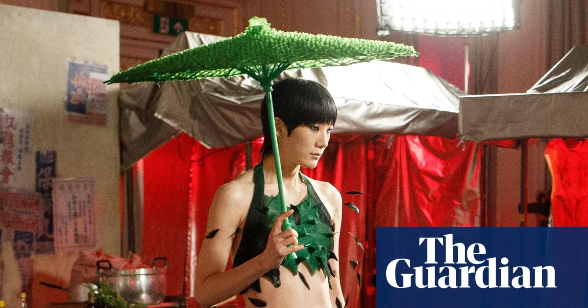 Touch, sound and style: London fashion week opens to visually impaired guests — Lifestyle | The Guardian