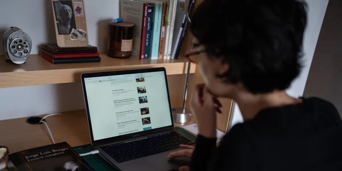 Gen Z logs books and films to try to stop doomscrolling — Businessinsider