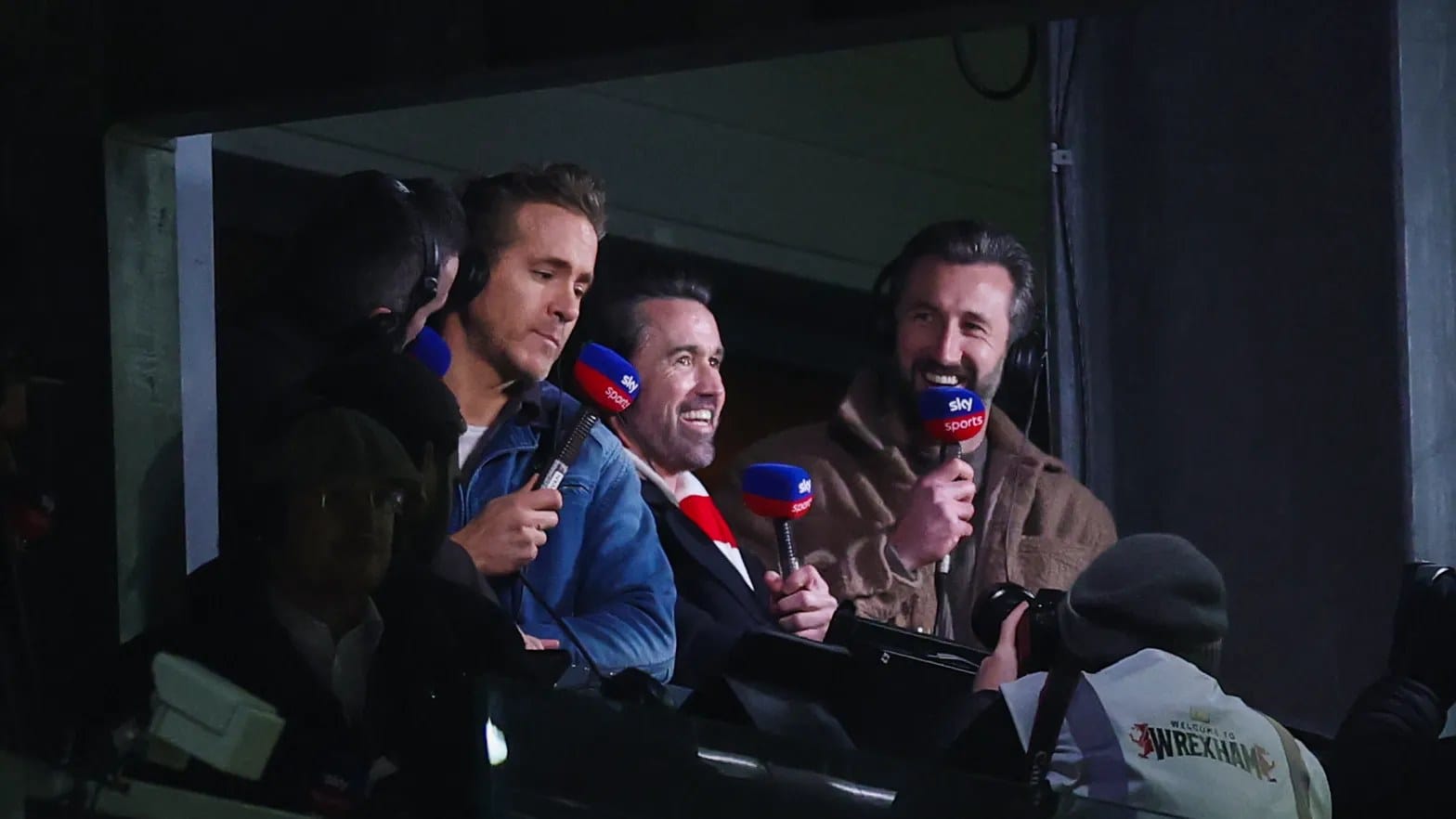 Walking onto the pitch still gives 'goosebumps', say Reynolds and McElhenney — Goal