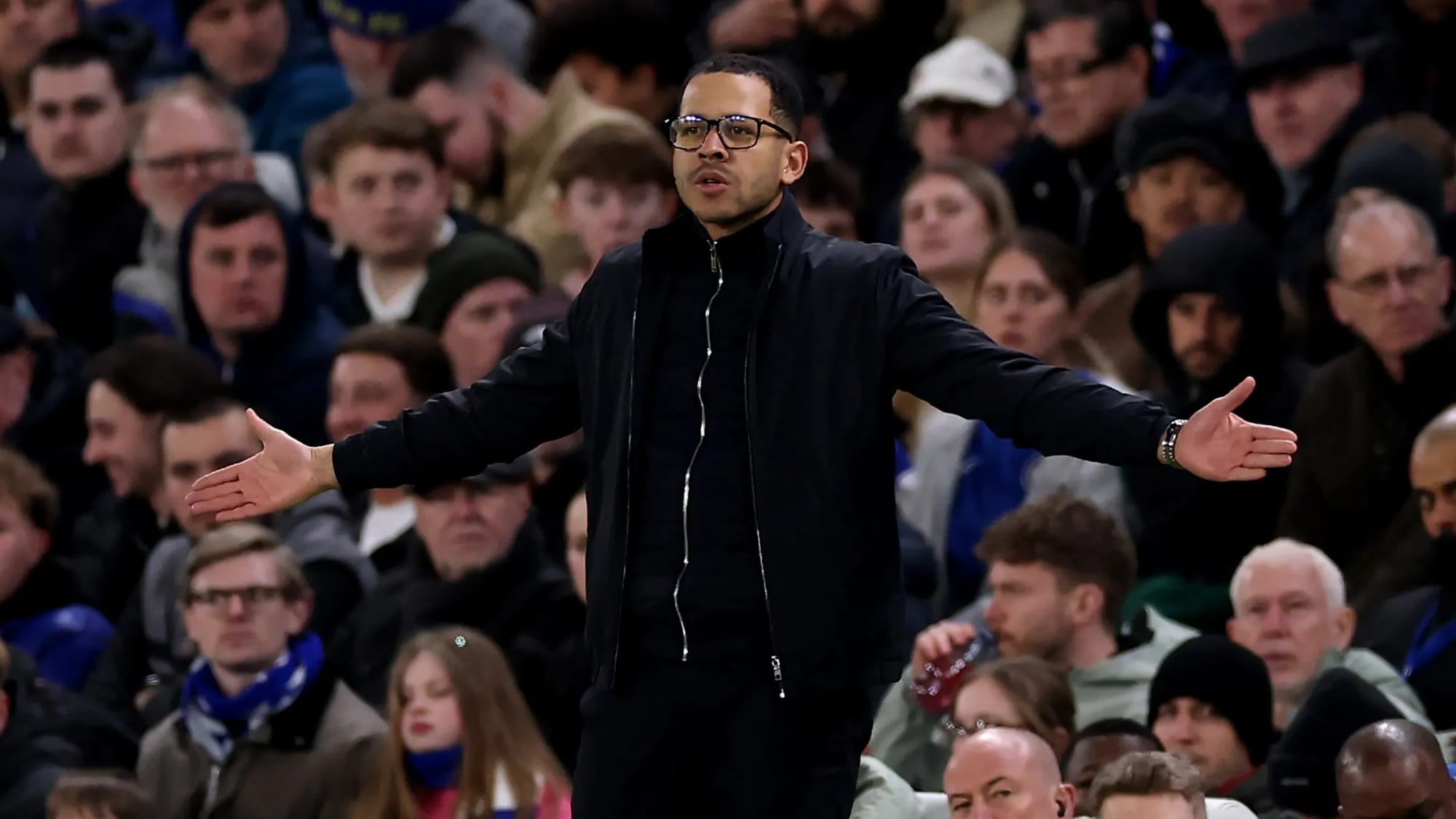 Liam Rosenior to speak to PGMOL after referee joined Chelsea huddle — Goal