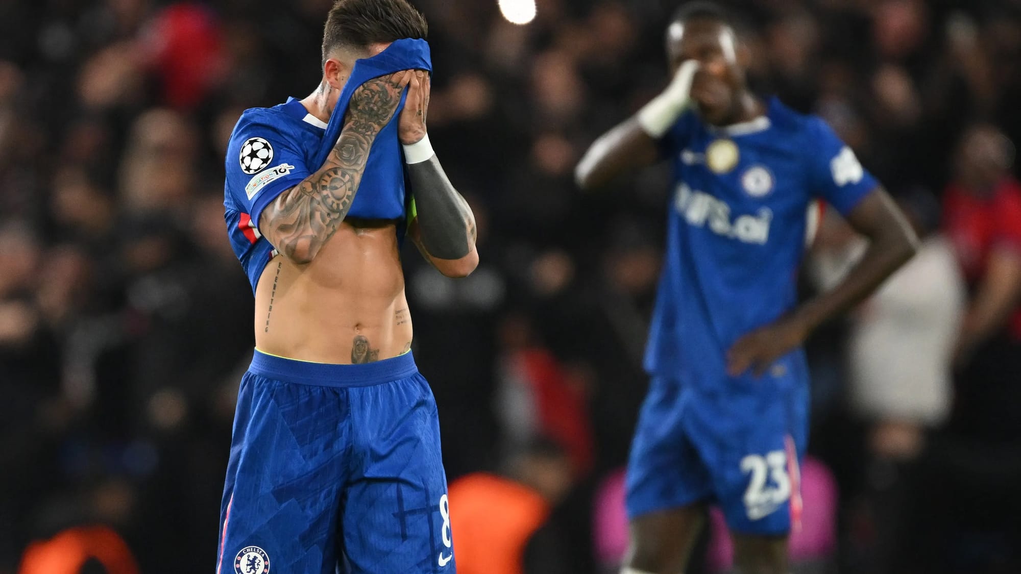 Rosenior hands note to Chelsea players while they trail 8-2 — Goal