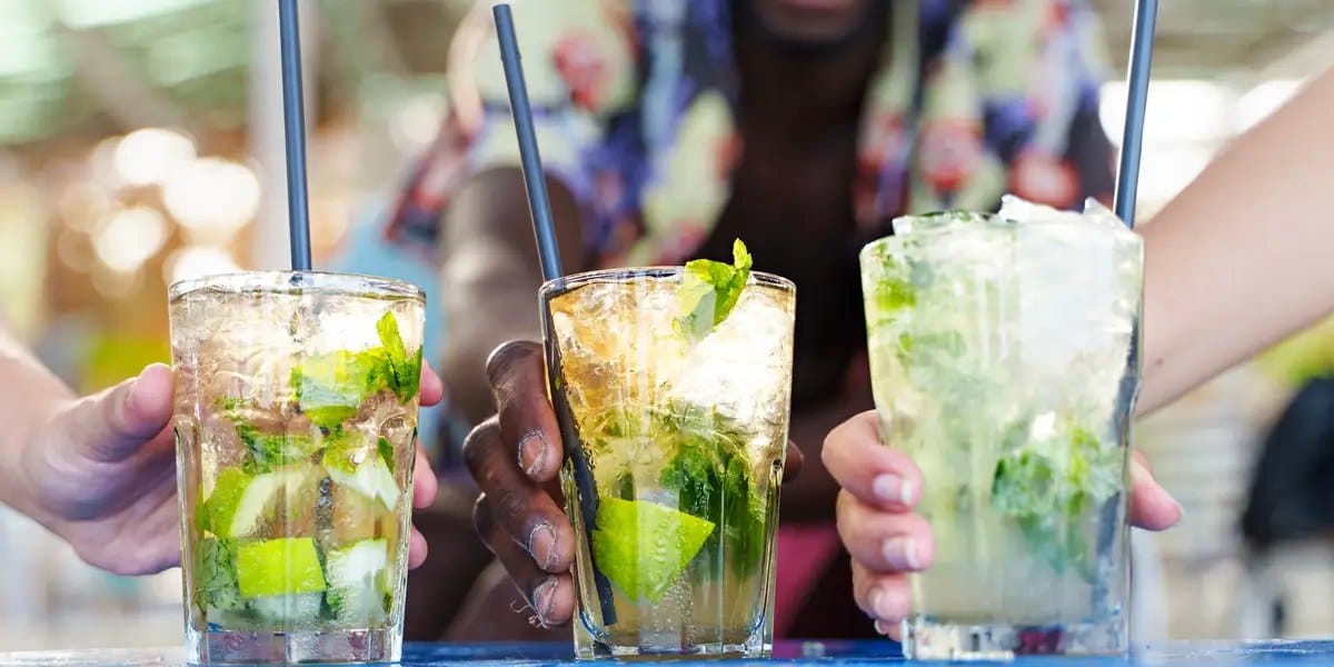 Drinks to avoid when a bar is crowded — Businessinsider